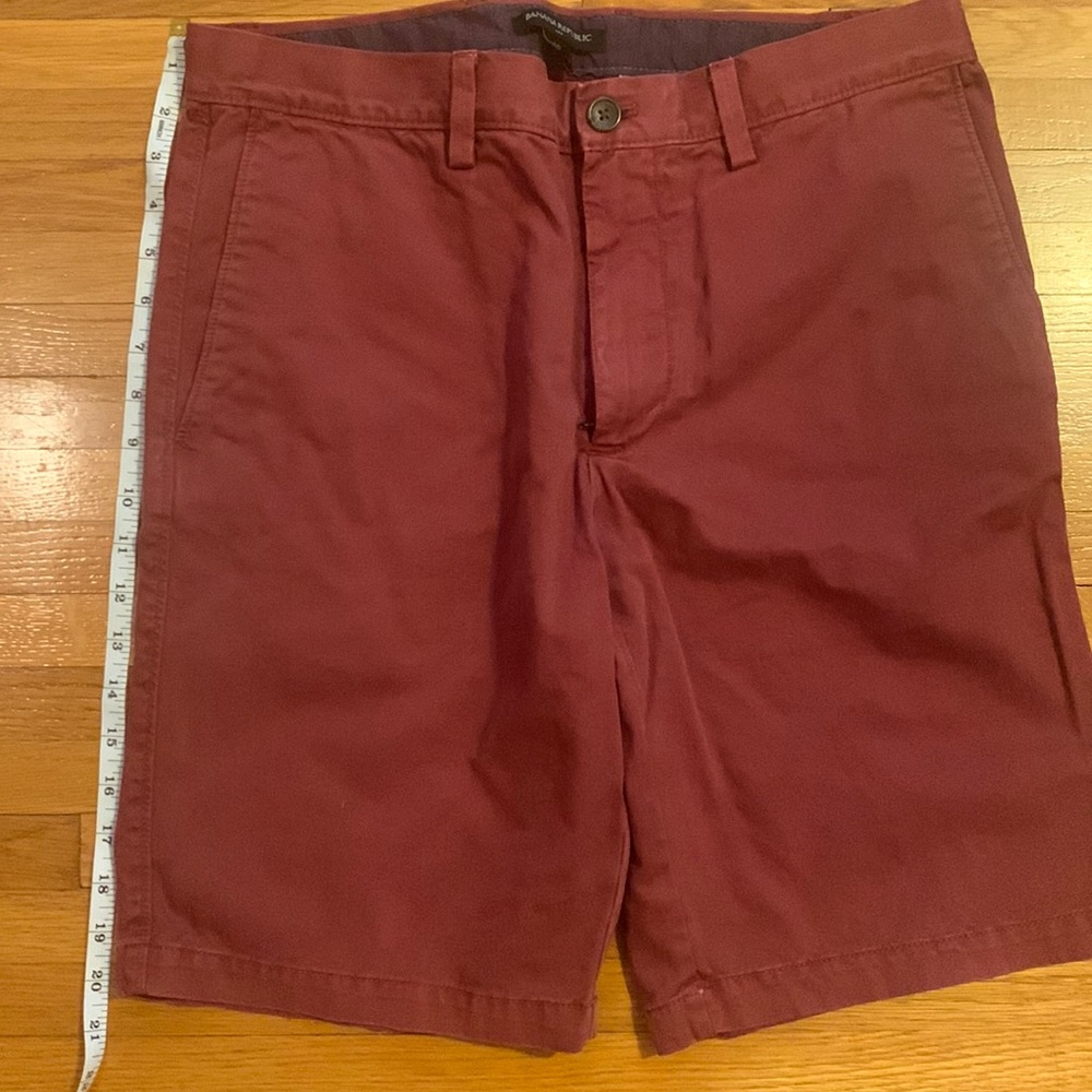 Red Banana Republic men’s 10” shorts. 32 waist. Good condition